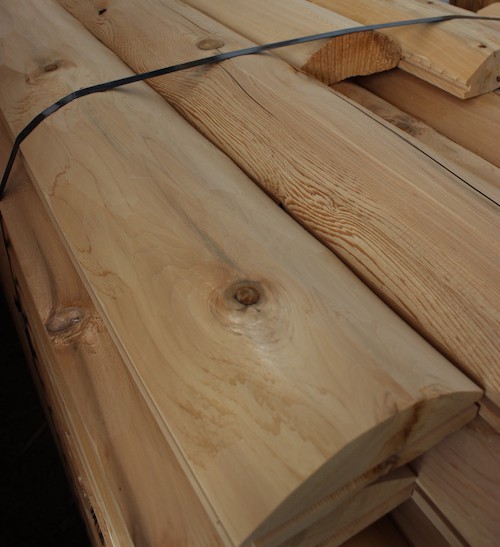 What’s the Difference Between White Cedar and Red Cedar Log Siding